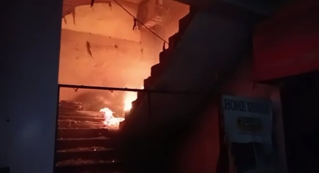 हाजीपुर: मां भगवती कॉम्प्लेक्स में लगी भीषण आग, मौके पर पहुंची दमकल की दो गाड़ियों ने आग पर पाया काबू