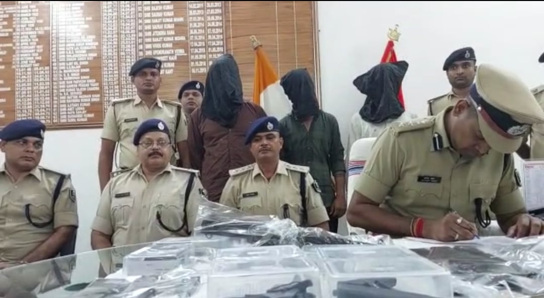 अंतर्राष्ट्रीय अपराधी किसलय सिंह के साथ दो गिरफ्तार, हथियारों का जखीरा भी बरामद