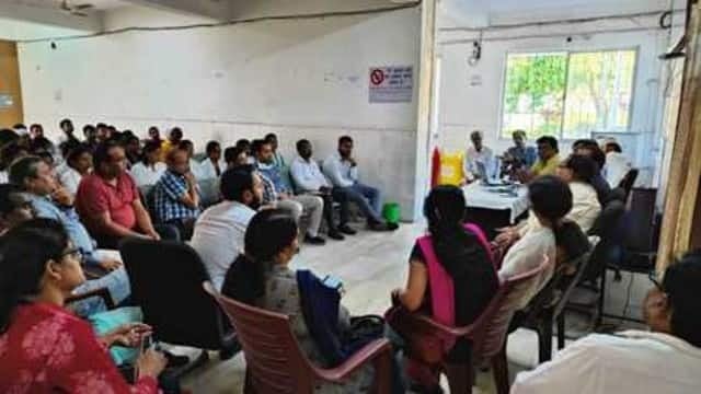 धनबाद: सिविल सर्जन हुए रेस, डॉक्टरों और कर्मचारियों को पढ़ाया कर्तव्य का पाठ
