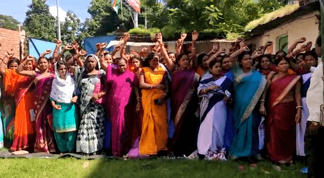 सैकड़ों जलसहियायों ने कांग्रेस कार्यालय में दिया धरना, मांग पूरी नहीं होने पर दी उग्र आंदोलन की चेतावनी