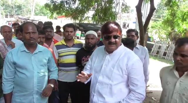 DHANBAD: अधिकारी करें भी क्या, सड़क साफ़ कराये तो नेता नाराज, नहीं कराये तो जनता