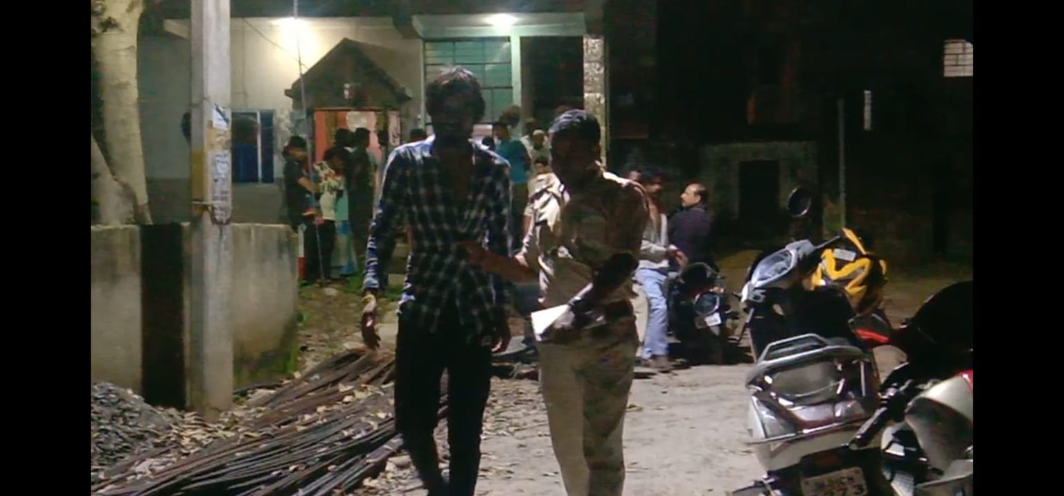 लाखों के गहने चोरी कर भाग रहे चोर को स्थानीय लोगों ने दबोचा, जानिए फिर क्या हुआ