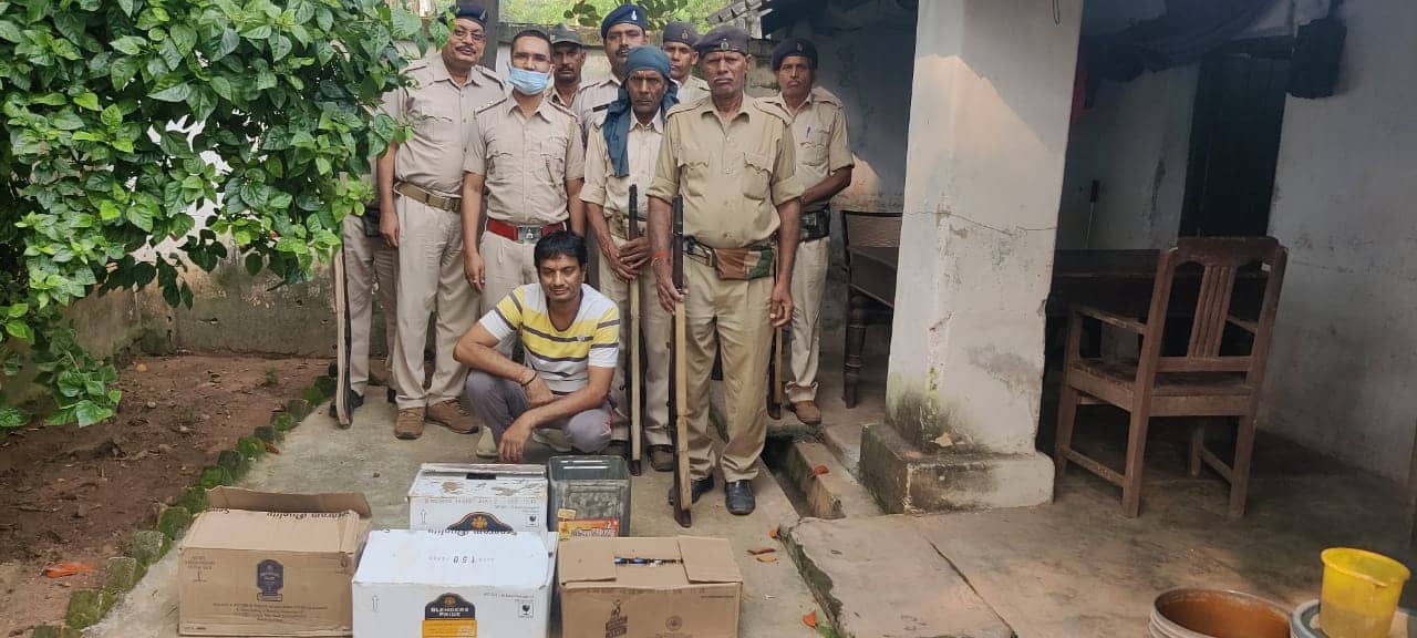 पूजा से पहले लाइन होटलों में उत्पाद विभाग का छापा,अवैध शराब बरामद