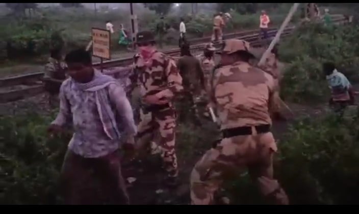आंदोलन कर रहे मजदूरों पर लाठीचार्ज, मची भगदड़,दर्जनों महिला मजदूर हिरासत में