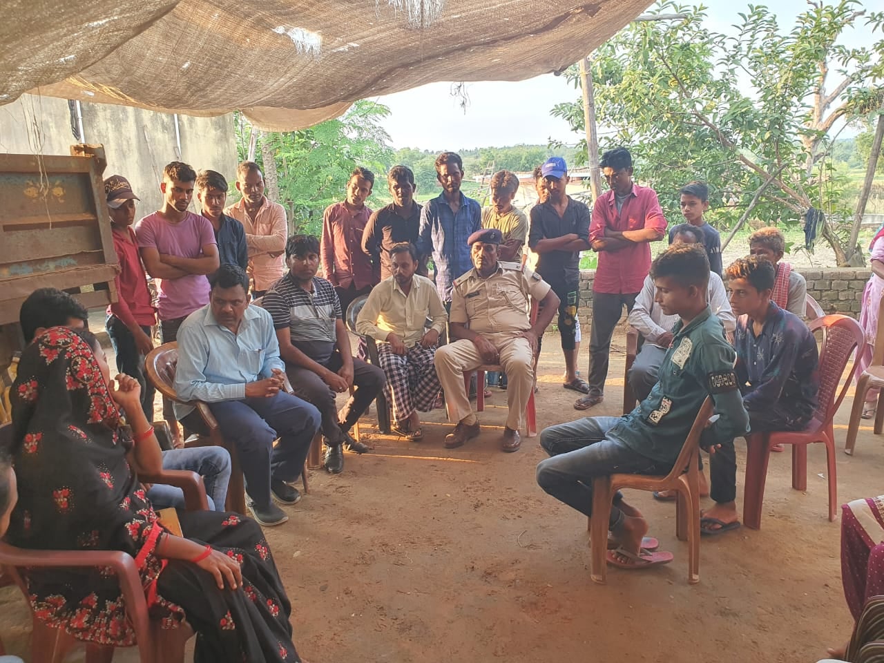 बोकारो : धवैया में पीड़ित परिवार से मिले गोमिया विधायक डॉ लम्बोदर महतो, पीट-पीटकर कर दी गई थी युवक की हत्या