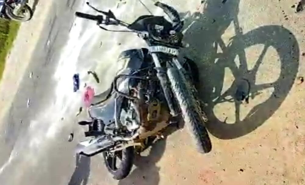 दो बाइक की जोरदार टक्कर में एक व्यक्ति की मौत, एक गंभीर