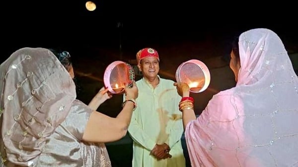 BJP सांसद की दोनों पत्नियों ने रखा करवा चौथ का व्रत, अब फोटो हो रही वायरल
