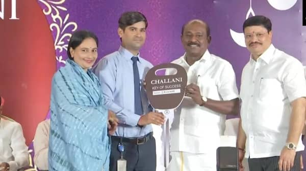 Diwali Bonus and Gift : कारोबारी ने अपने स्टॉफ को दिए 10 कार और 20 बाइक गिफ्ट