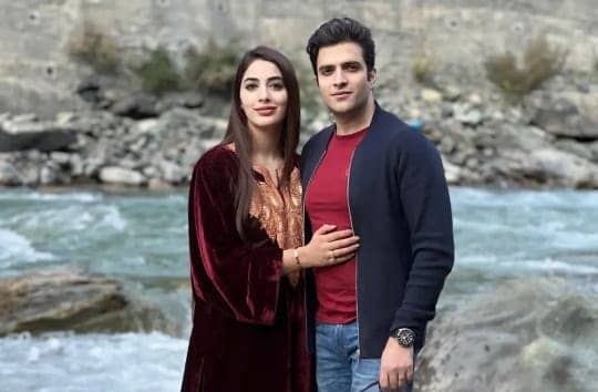 IAS अतहर और मेहरीन का रोमांटिक फोटो हो रहा वायरल, कुछ समय पहले ही हुई थी शादी