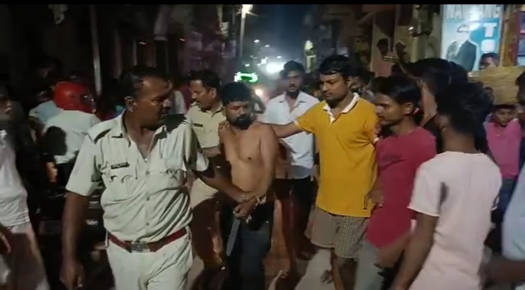 नालंदा: बच्चा चोरी का आरोप लगाकर भीड़ ने युवक की जमकर की धुनाई ,पुलिस ने बचाई जान