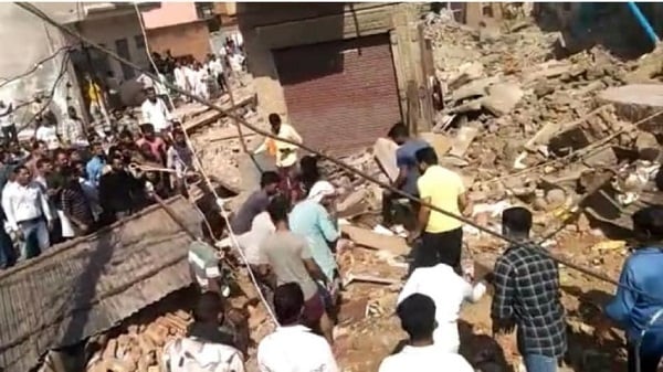 BIG BREAKING : MP के मुरैना में पटाखा गोदाम में धमाका, पूरी इमारत गिरी, मलबे में कई दबे