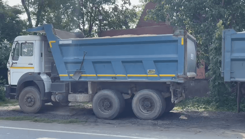 यहां रात के अंधेरे में होती है बालू की कालाबजारी, अवैध बालू लोड दो हाईवा ट्रक जब्त