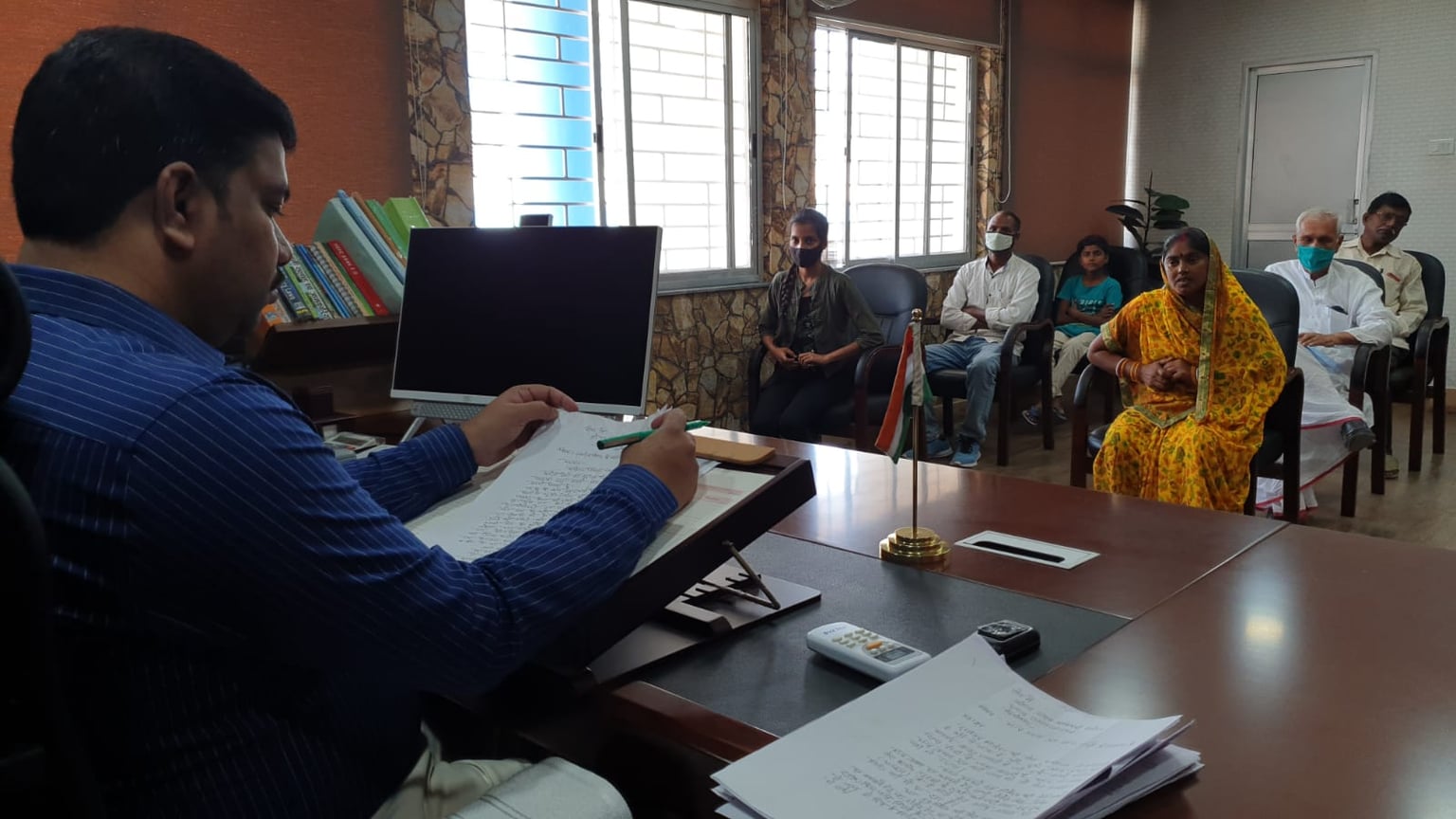 उपायुक्त कार्यालय में जनता दरबार का हुआ आयोजन, समस्या लेकर पहुंचे ग्रमीणों को मिला आश्वासन