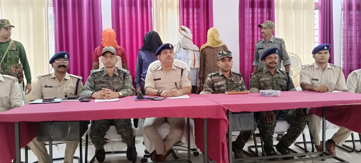 पलामू: 5 लाख का इनामी नक्सली चार सहयोगियों के साथ गिरफ्तार, जमीन विवाद का सर्वे कर खड़ा कर रहा था संगठन