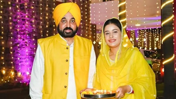 पंजाब के CM भगवंत मान की शादी के बाद पहली Diwali, पत्नी के साथ शेयर की तस्वीर, देखें फोटो