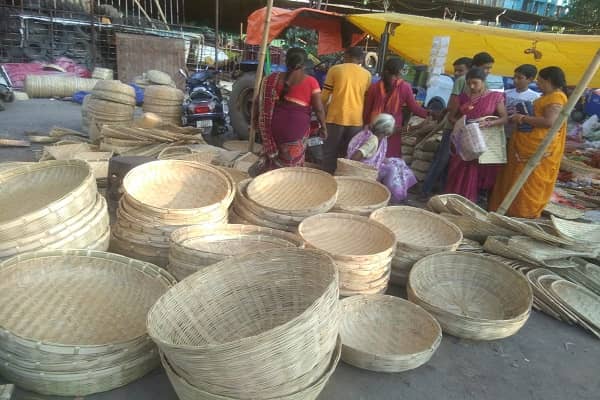 रांची में छठ महापर्व को लेकर सजा बाजार, वर्ती सूप, दौरा और फल की कर रहीं खरीदारी