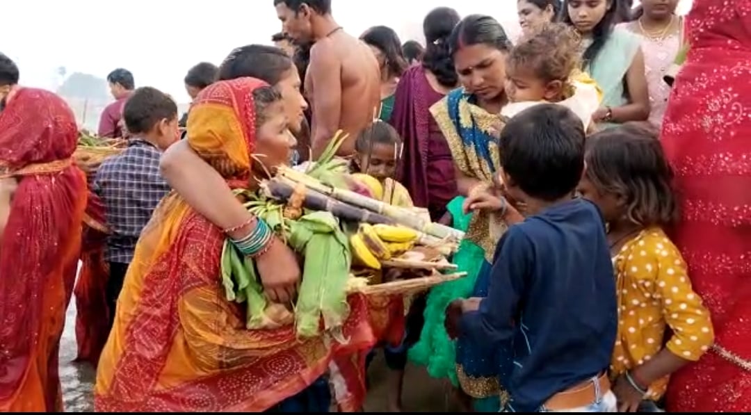 धनबाद में उदयमान सूर्य को अर्घ्य देकर चार दिवसीय छठ महापर्व का हुआ समापन