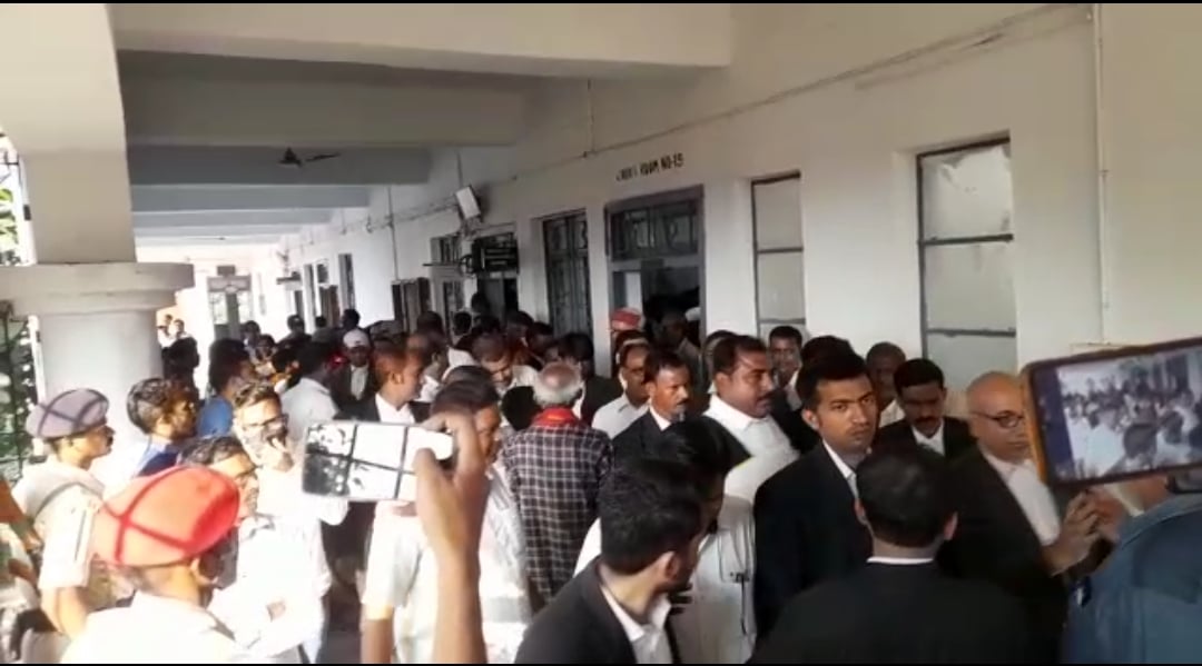 जब मुजफ्फरपुर कोर्ट में रिवॉल्वर लेकर घुसे अधिवक्ता, जानिए फिर क्या हुआ