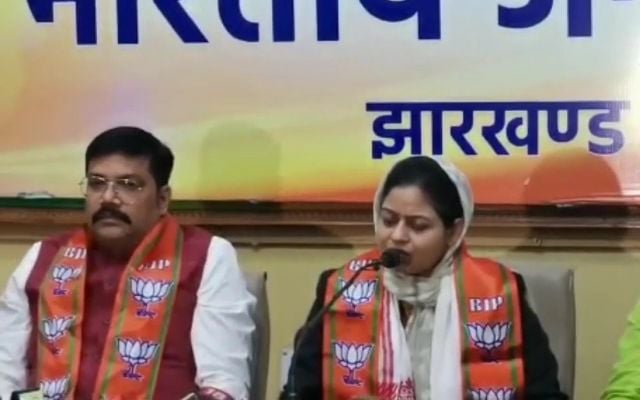 IT के अधिकारियों के गाड़ी में बीजेपी का स्टिकर मिलने पर भाजपा ने दी सफाई, विरोधी नेताओं पर लगाया गुमराह करने का आरोप