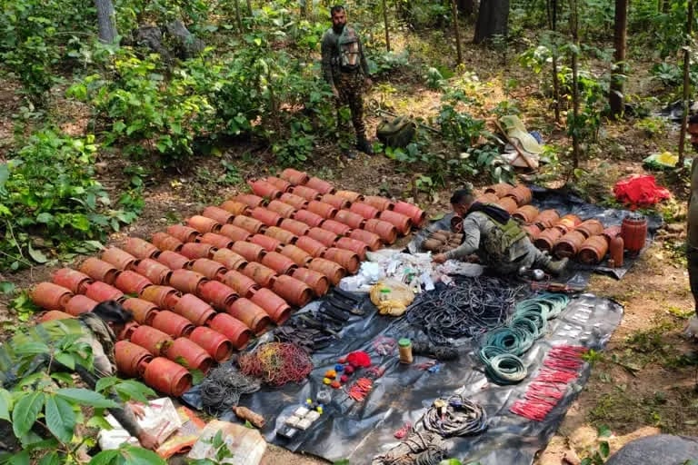 BREAKING: लातेहार पुलिस की बड़ी सफलता, नक्सल प्रभावित बूढ़ा पहाड़ से भारी मात्रा में सिलेंडर बम बरामद