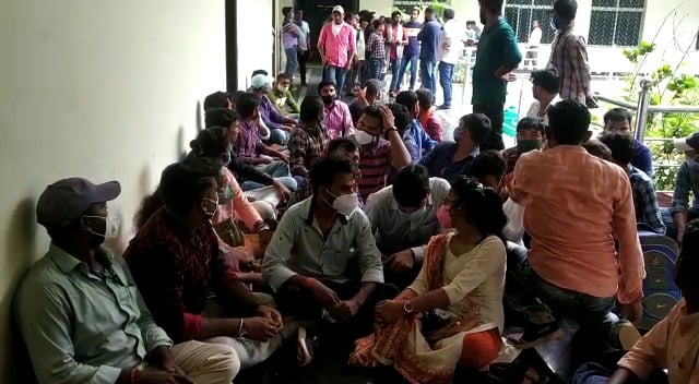 दुमका में बीएड छात्रों का हंगामा, वर्ष 2019-21 के सत्र के लिए फीस कम करने की है मांग..