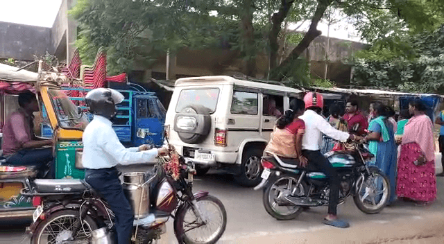 घर ढलाई के दौरान बिजली की तार के चपेट में आने से दो मजदूर की मौत, 10 घायल