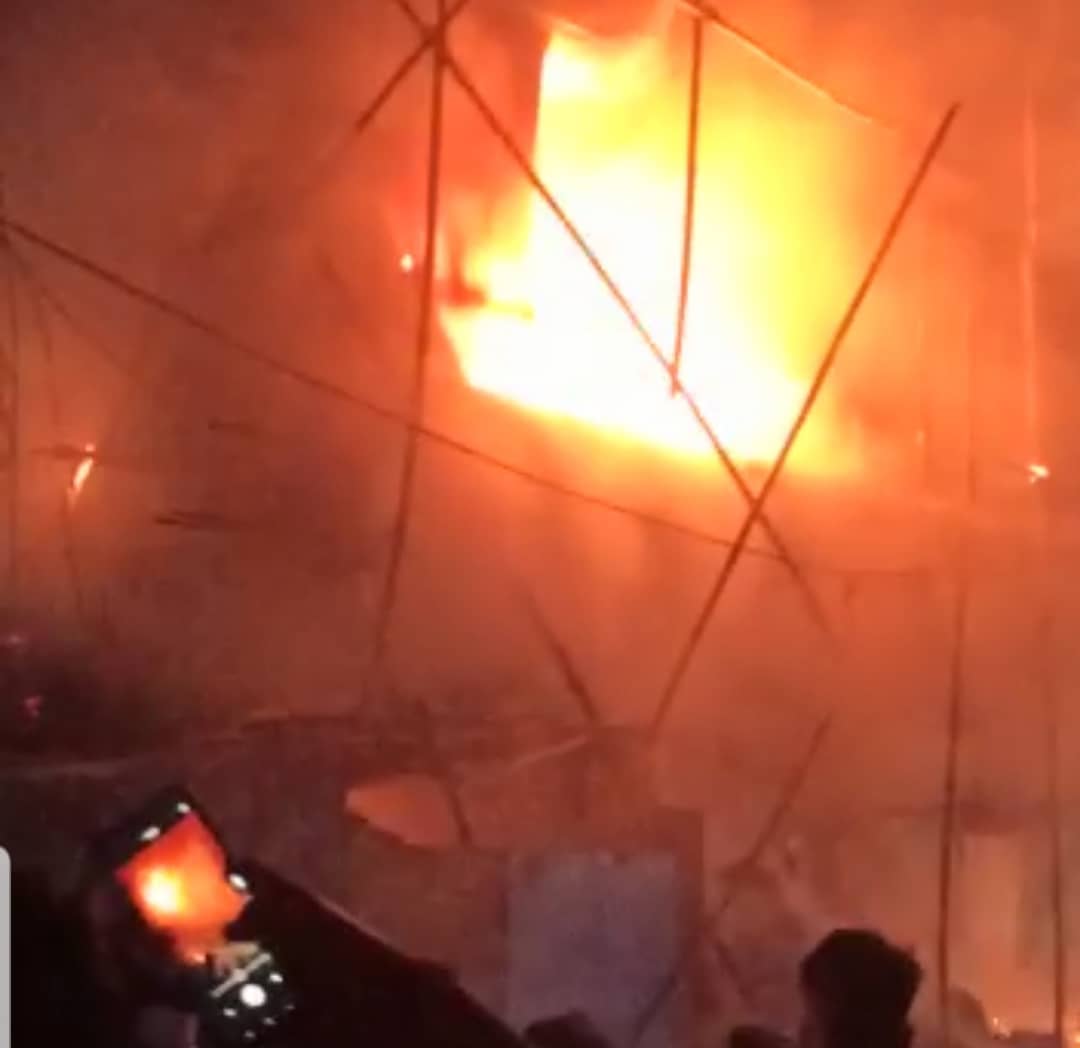 निर्माणाधीन मकान में लगी आग , अफरा-तफरी के बीच आग बुझाने पहुँची दमकल गाड़ियां