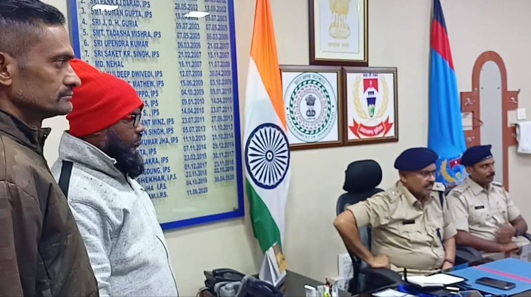 पीठौरीय थाना क्षेत्र में हुई हत्या मामले के आरोपी ने एसपी के समक्ष किया आत्म समर्पण