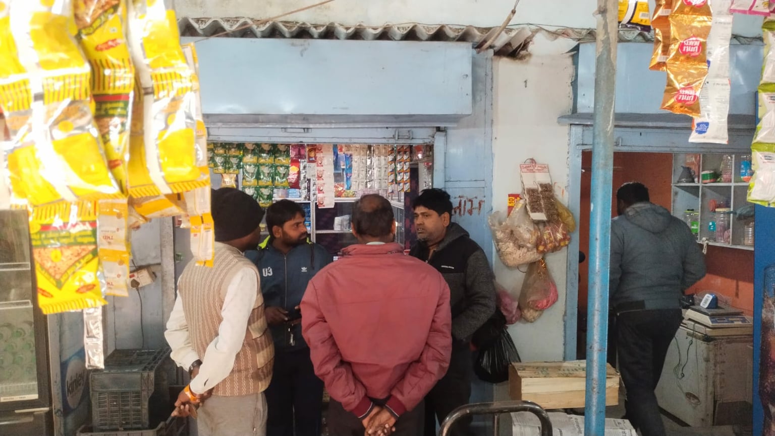 कुजू: शटर तोड़कर दुकान में घुसे चोर, नगद समेत लाखों रुपए के सामान की चोरी