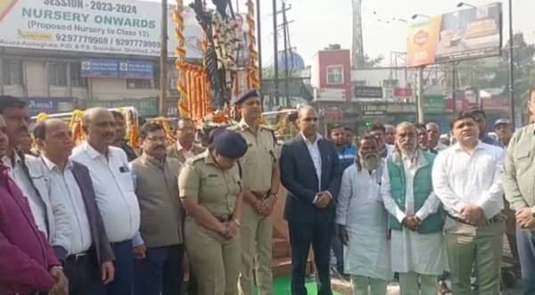 धनबाद DC और SSP ने दी भगवान बिरसा को श्रद्धांजलि, जानिए कहां हुआ कार्यक्रम