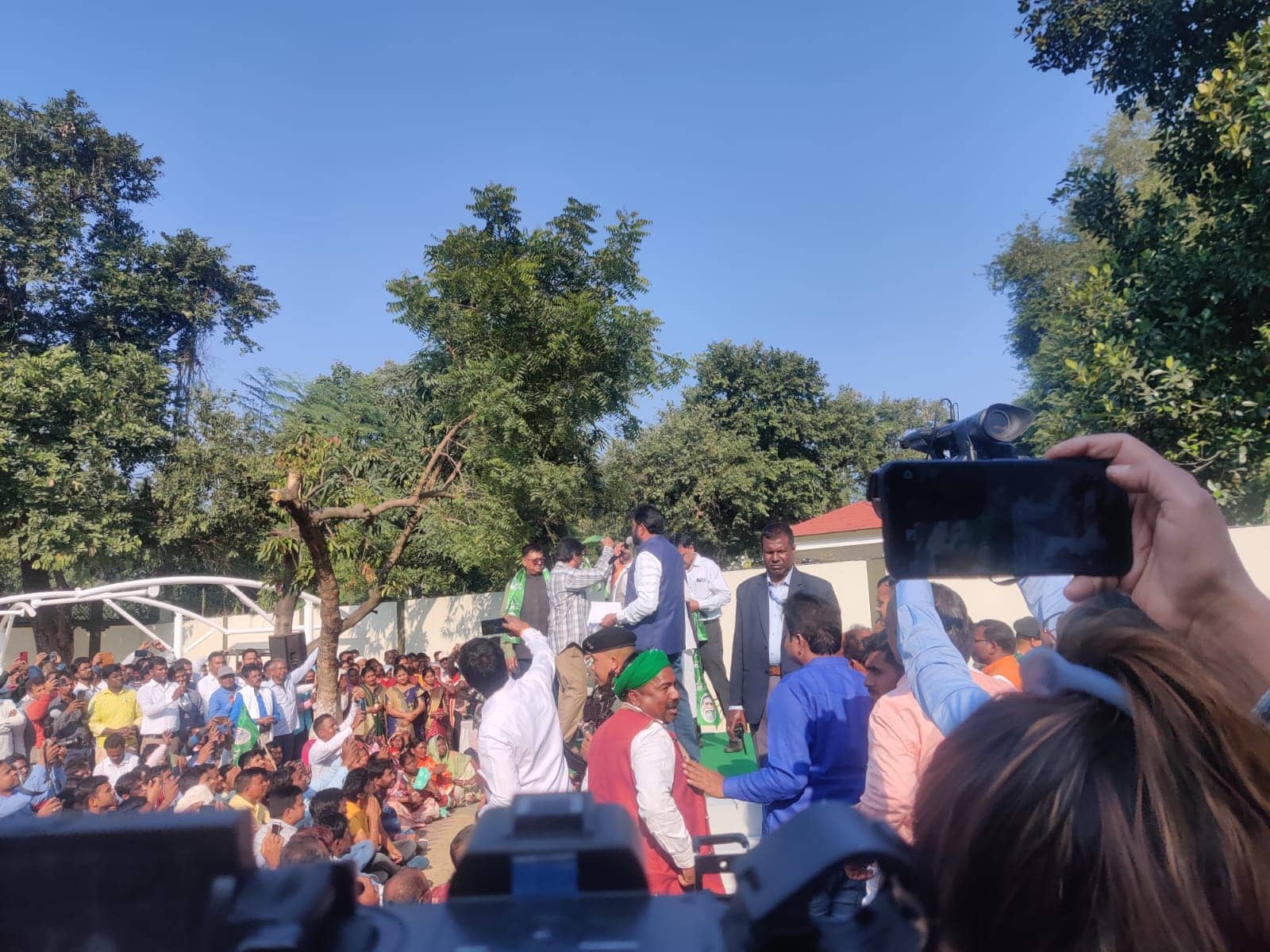 बीजेपी के पूर्व विधायकों ने थामा झामुमो का दामन, सीएम हेमंत सोरेन ने दिलाई पार्टी सदस्यता की शपथ