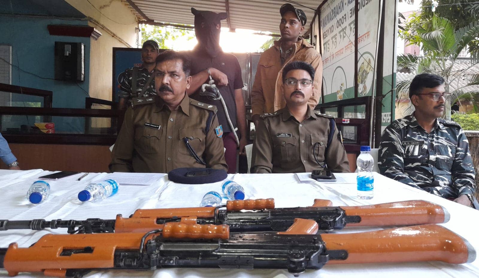 सीआरपीएफ 157 कैम्प से इंसास राइफल लेकर फरार जवान दीघा से गिरफ्तार, दो राइफल बारामद