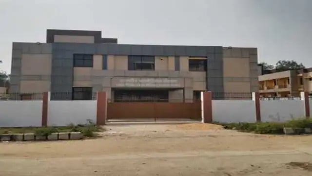 32 करोड़ का हॉस्टल बनकर है तैयार फिर भी भाड़े के घरों में रहने को मजबूर छात्र, जानिए क्या है पूरा मामला