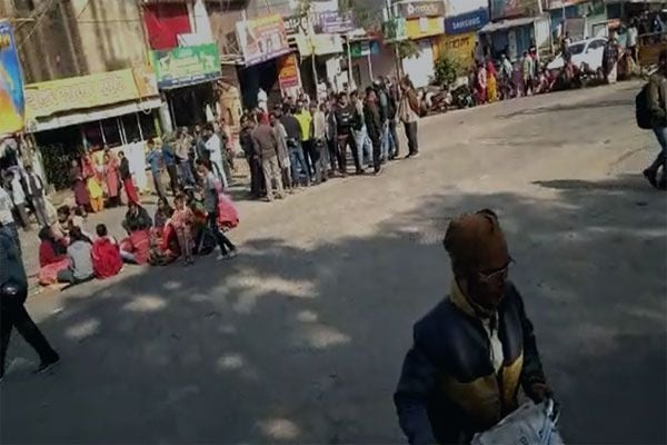 कारोबारियों की हत्या के विरोध में रांची के कई सड़क जाम, बड़ी संख्या में लोग रोड पर अड़े