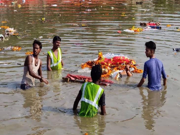 गंगा नदी में दुर्गा प्रतिमा विसर्जन करने वाले आयोजकों पर क्यों दर्ज होगी प्राथमिकी, जानिए इस खबर में
