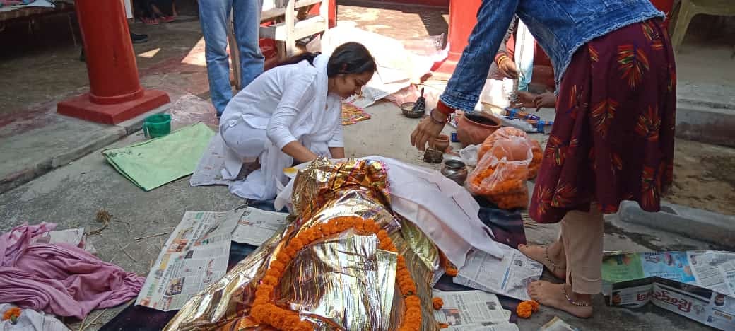 पुरुषों के समाज में नातिन ने नाना की अर्थी को दिया कंधा, मुखाग्नि देकर कराया दाह संस्कार