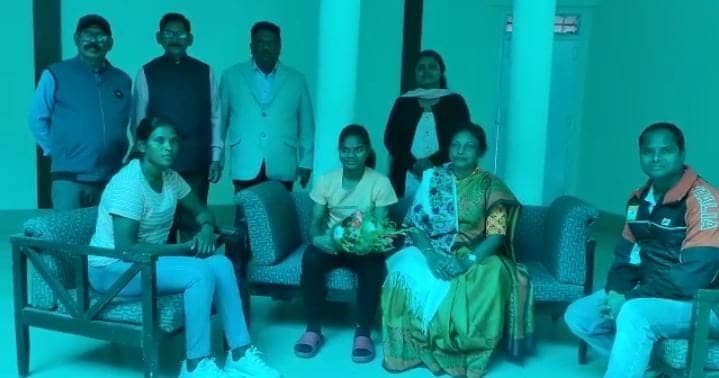 भारतीय महिला फुटबॉल टीम की कप्तान अष्टम उरांव पहुंची दुमका, मंत्री डॉ लुइस मरंडी से की भेंट