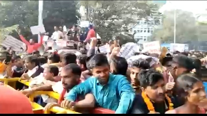 पुलिस के खिलाफ सड़कों पर उतरा पासी समाज, पुलिस से की धक्का मुक्की, जानिए पूरा मामला