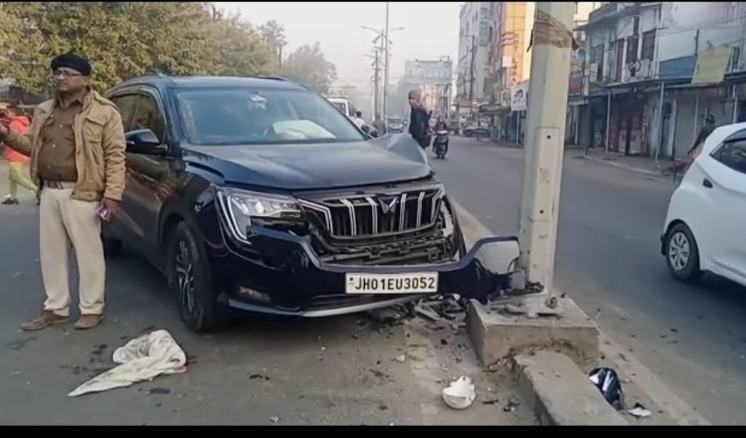 धनबाद: अनियंत्रित होकर डिवाइडर पर चढ़ी कार, चालक गंभीर