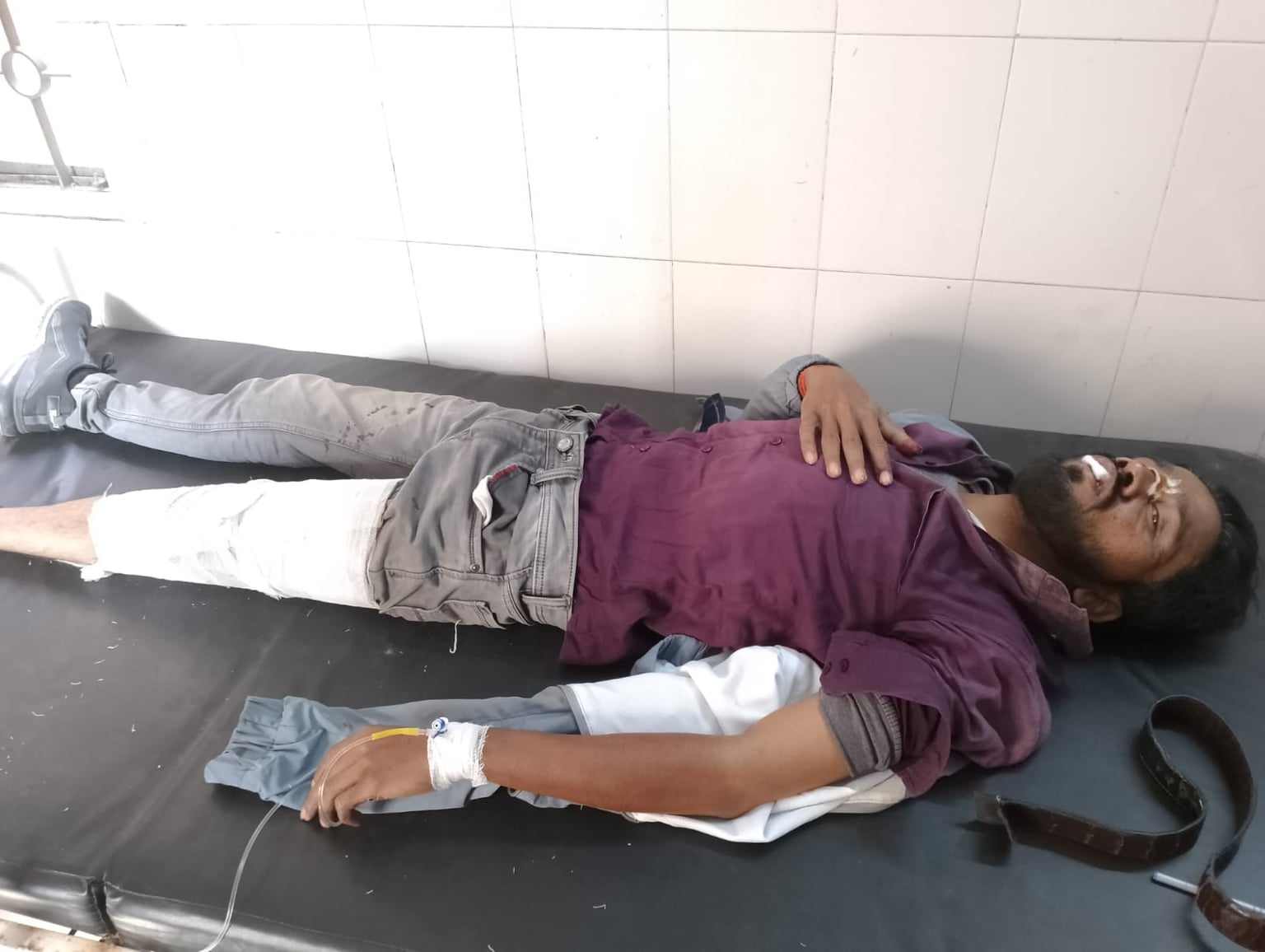 दुमका : फाइनेंस कर्मी को गोली मार कर फरार हुए अज्ञात अपराधी, रुपये भी लूटे
