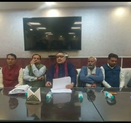 गिरिराज ने किया आलोक पर पलटवार, कहा कुर्सी में बैठ कर न बताएं जायज और नाजायज, जानिए क्या है मामला