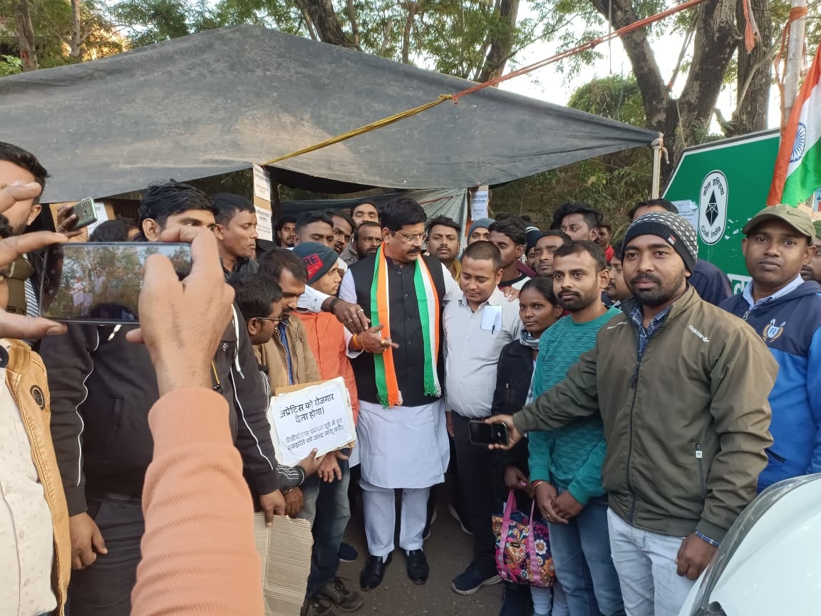 बीसीसीएल के अप्रेंटिस प्रशिक्षु डटे हुए है अपने आंदोलन पर, जानिए समर्थन देने कौन पहुंचे