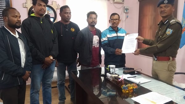 कोल्हान DIG से मिलकर चिरियाबेड़ा के आदिवासियों ने सुरक्षाबलों के खिलाफ हिंसा का लगाया आरोप, दर्ज कराई शिकायत