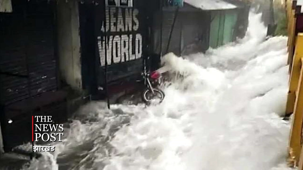भारी बारिश से मरने वालों की संख्या 76, सैंकड़ो लोग बेघर