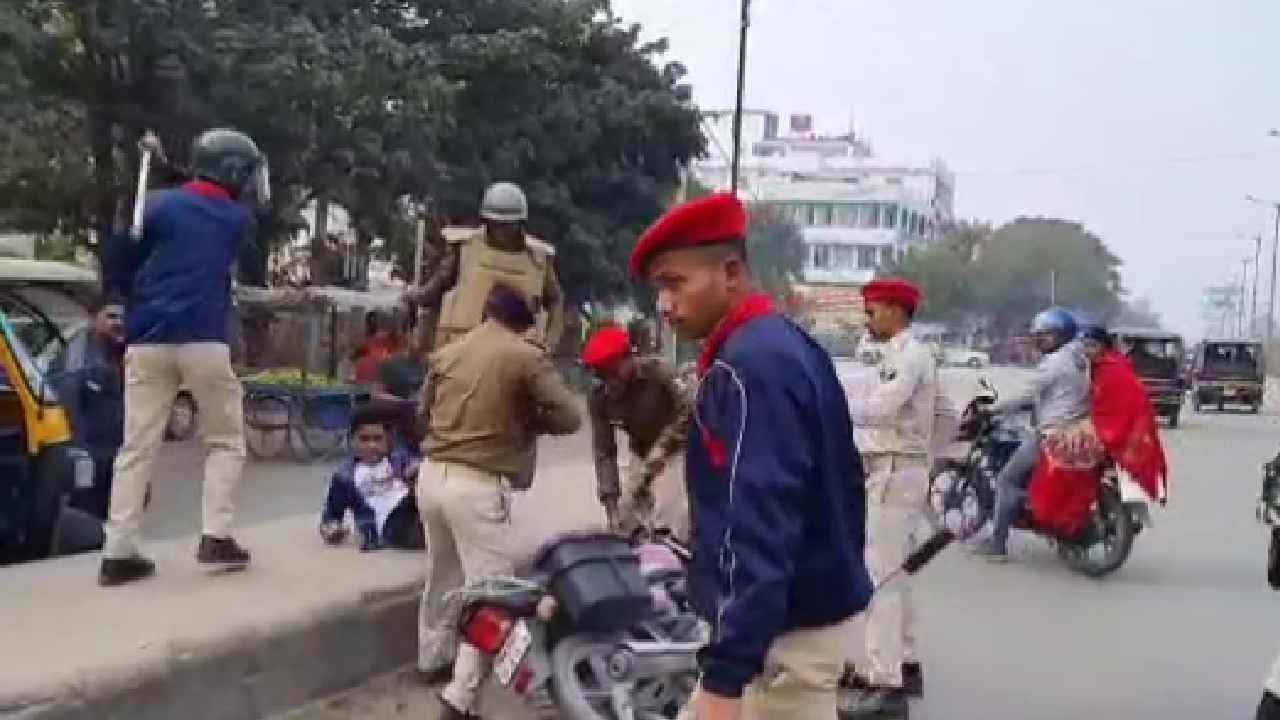 औरंगाबाद में पुलिस ने दिखाई दादागिरी, बिना हेलमेट के बाइक चला रहे किशोर पर बीच सड़क की लाठी-डंडे की बरसात