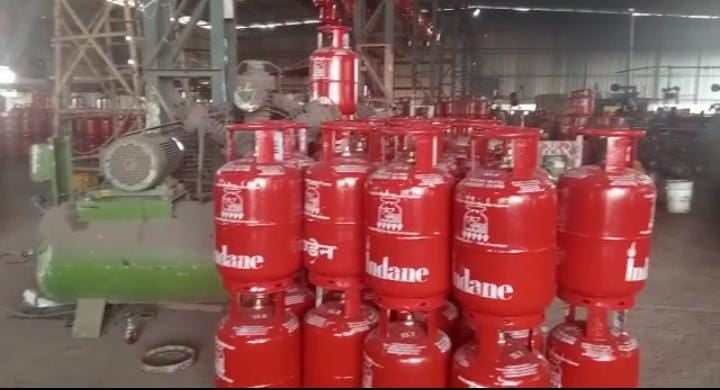 गैस सिलेंडर फैक्ट्री में लूट, करीब एक लाख का नुकसान