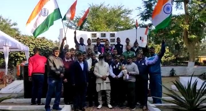 जांबाजो के जज्बे को याद करते हुए मनाया गया विजय दिवस, शहीदों को दी गई श्रद्धांजलि