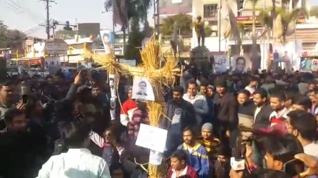 नियोजन नीति को लेकर केन्द्रीय पुस्तकालय में छात्रों का जुटान, विरोध में अभ्यर्थियों ने किया पुतला दहन