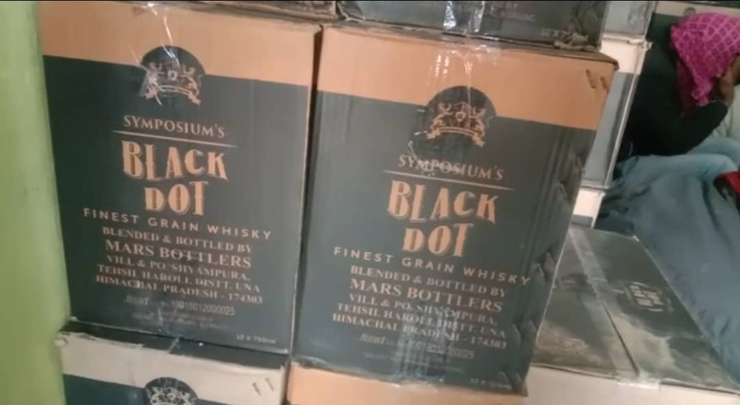 बिहार : एक तरफ जहरीली शराब से मौत, दूसरी तरफ 49 कार्टून विदेशी शराब बरामद, 7 गिरफ्तार