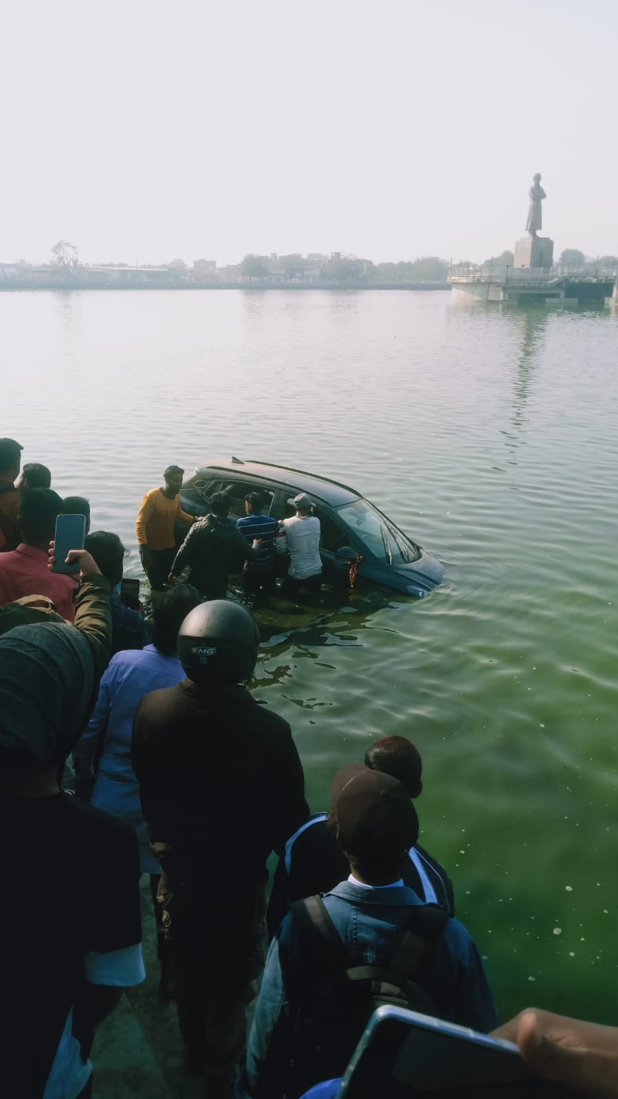 बड़ा तालाब में अनियंत्रित होकर गिरी कार, महिला समेत दो वर्षीय बच्ची की बचाई गई जान